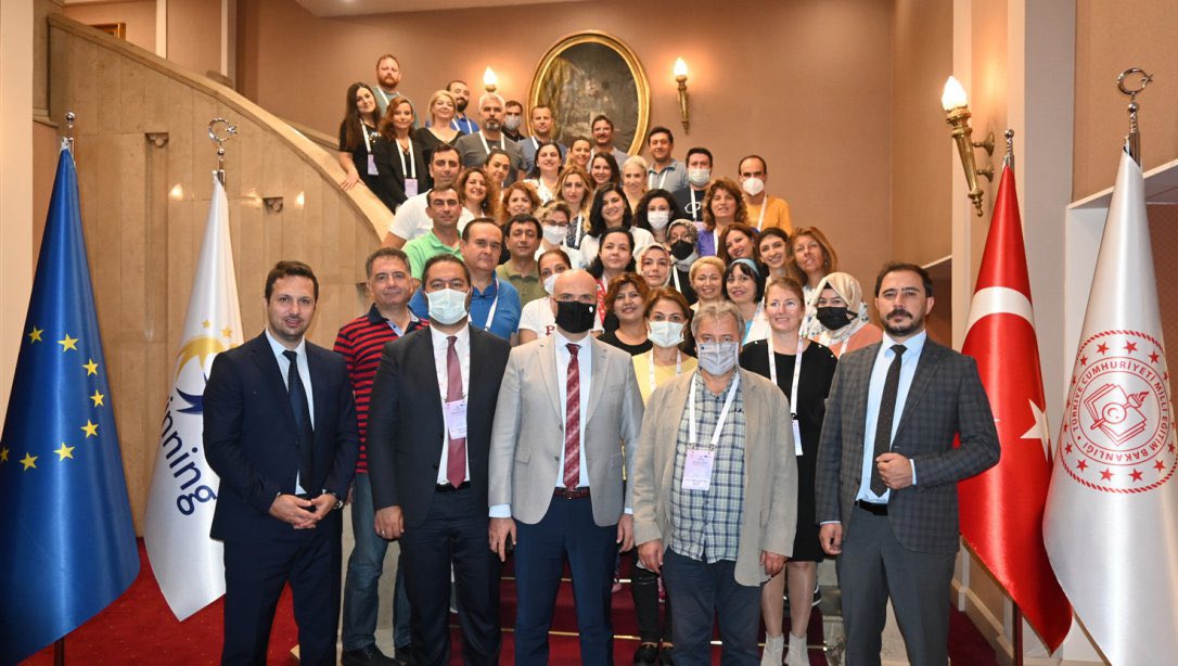 eTwinning Faaliyeti, müfredat kapsamındaki herhangi bir konu üzerinde farklı Avrupa ülkelerindeki öğretmen ve öğrencilerin internet üzerinden çevrim içi ortak projeler geliştirmesini sağladı.
<a href="/tcmeb/">Millî Eğitim Bakanlığı</a> <a href="/memleventyazici/">Levent Yazıcı</a> 
👉yegitek.meb.gov.tr/www/etwinning-…