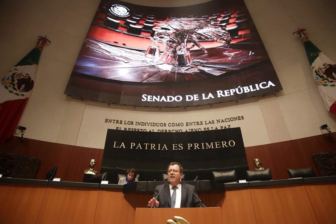 GilbertoHRuiz's tweet photo. Esta madrugada, el Pleno del @senadomexicano, aprobó la Ley de Revocación de Mandato. Con ello, avanzamos para que, por primera vez en la historia, el pueblo mexicano pueda hacer una evaluación intermedia del desempeño del gobierno federal para decidir si continúa o no. https://t.co/7mhAFsWwO6