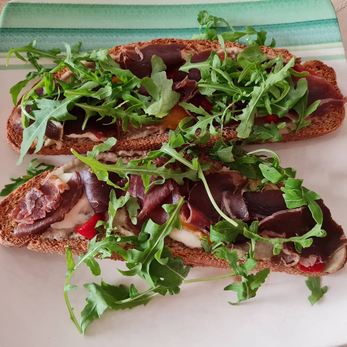 MilaCalzado's tweet photo. ❤BRUSCHETTA❤RECETA❤ 

Comer es un PLACER. 
Y, con una receta tan sencilla como esta, más. ⬇️⬇️

Ingredientes: 
✔Rebanadas de pan integral, tostado al horno. 
✔Humus.
Yo he puesto uno casero de Berenjena al horno, pero puedes usar el que más te guste. ⬇️⬇️Sigue en comentarios https://t.co/4icoke2Y8u