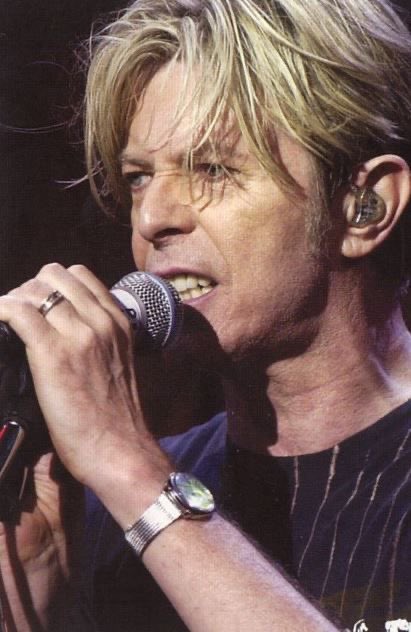 DAVlDBOWIEREAL's tweet photo. I shower weekly and I donโt see the problem with that. #SingerDude https://t.co/XRq4H9JgpE