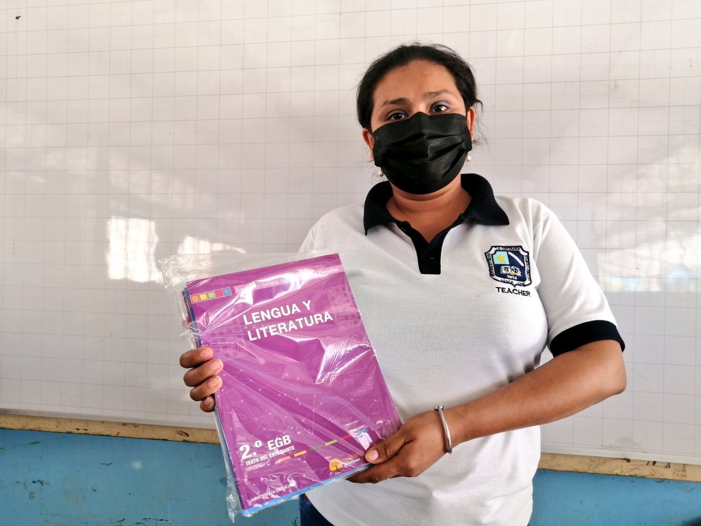 EducacionZ7_Ec's tweet photo. En la Escuela José Antonio Campos, en el cantón Zapotillo - Loja, los padres de familia acuden a recibir los kits de #AlimentaciónEscolar y los textos escolares cumpliendo las medidas de bioseguridad. El coordinador @camiloaep felicita el apoyo de los docentes en el proceso. https://t.co/0IA7YFOHWW