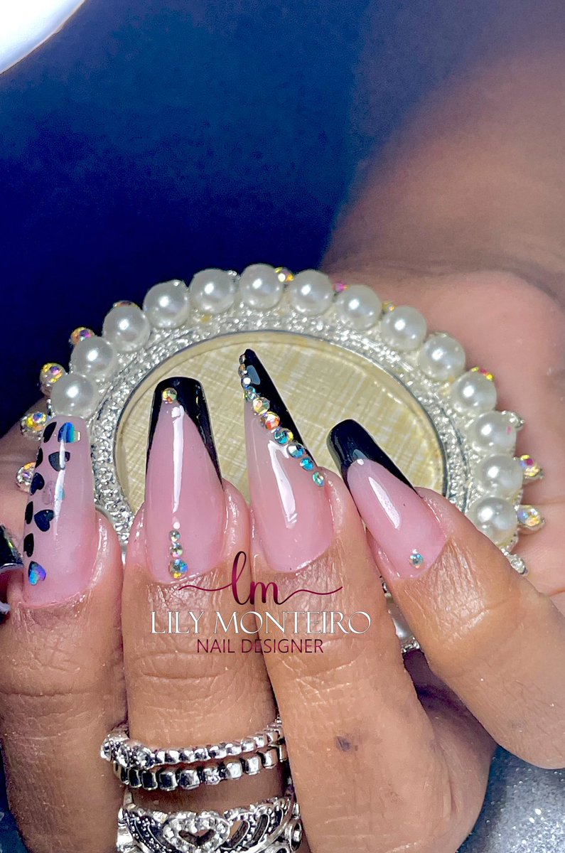 LilyUnhas1's tweet photo. 🖤✨
Luz na passarela q lá veeem ela bb✨
Antes(um mês Off) dps🖤
https://t.co/tAAA9mVN4C
#manutençãonails #amamosdecorar #unhaspretas #unhaspoderosas https://t.co/5HFUgnYwHt