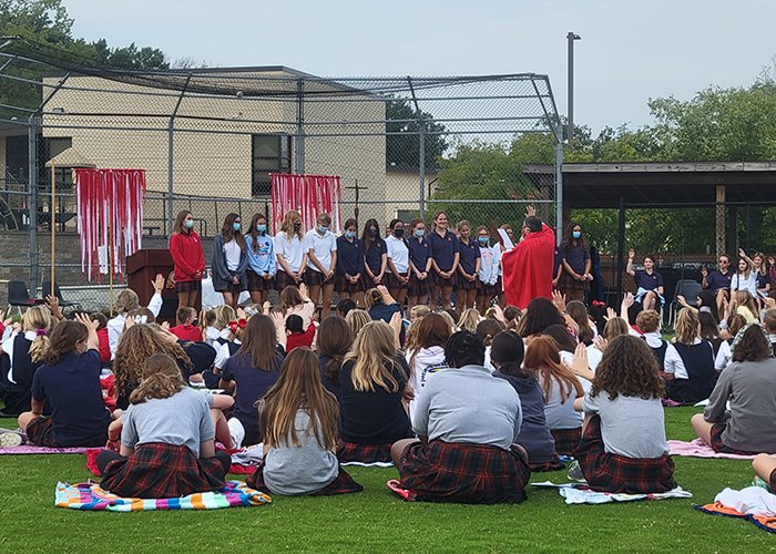 VizAcademy's tweet photo. We are delighted to celebrate our first All School Mass on Upper Field this morning. We welcome our Eucharistic ministers from the class of 2022 and honor our faculty and staff who are celebrating landmark anniversaries at Viz! #catholicpride #VizPride https://t.co/1a0ByfrYDY