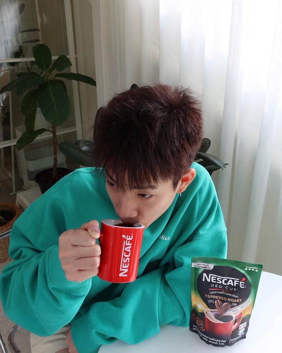 OffGun_Esp's tweet photo. Okay, yo no quiero alterar ni nada... Es que hoy viendo el pelo de Off así medio rojizo y recordando este look de Mond, se me activaron algunas neuronas obses y me pareció demasiada coincidencia🤯 
Será? Winter is coming??👀
#notmetheseries #notme https://t.co/iw7ikfYzEh