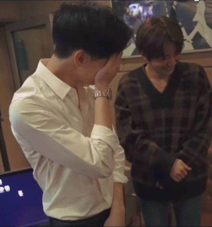 ต่างคนต่างเขินนนนนน >\\<
น่าร๊ากกกกก