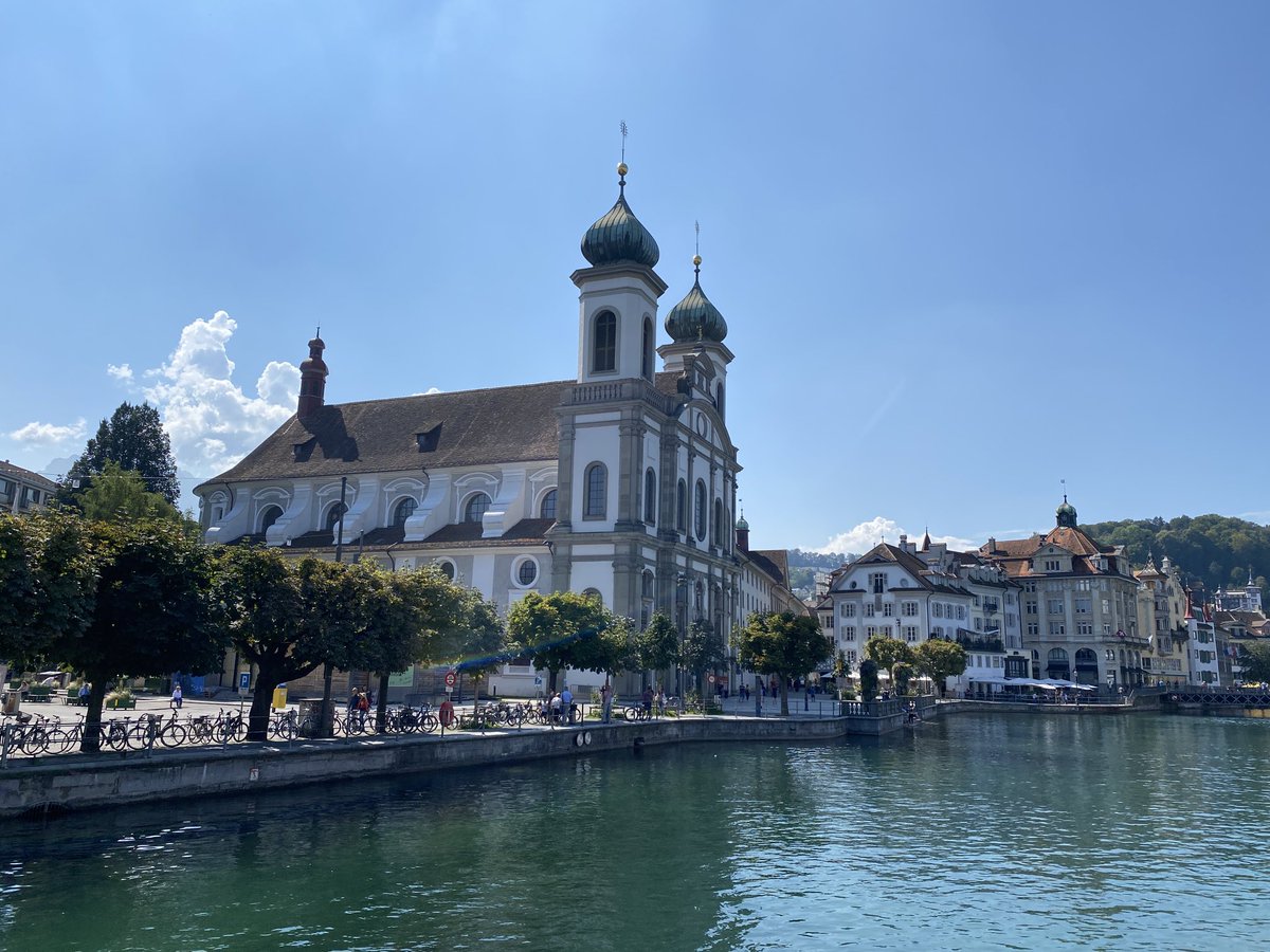 Wir übertragen die Gedenkfeier für den Theologen #HansKüng live aus der Jesuitenkirche in Luzern auf SRFinfo, ab 17.30 Uhr ⁦@SRF⁩ ⁦@srfkultur⁩
 srf.ch/programm/tv/se… it