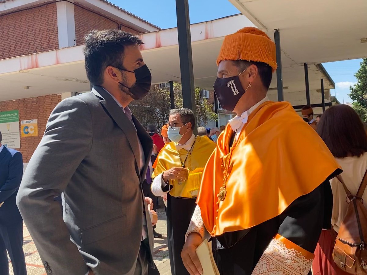 🍊 Nuestro portavoz regional, @Salazar_David_ y nuestro alcalde de Badajoz, <a href="/BarreraGragera/">Ignacio Gragera 🇪🇦</a>, han asistido al acto de apertura del curso académico 2021/2022 de la <a href="/infouex/">UEx</a>.

🎓 ¡Bienvenidos a todos los estudiantes y esperamos que empecéis con fuerzas el nuevo curso!