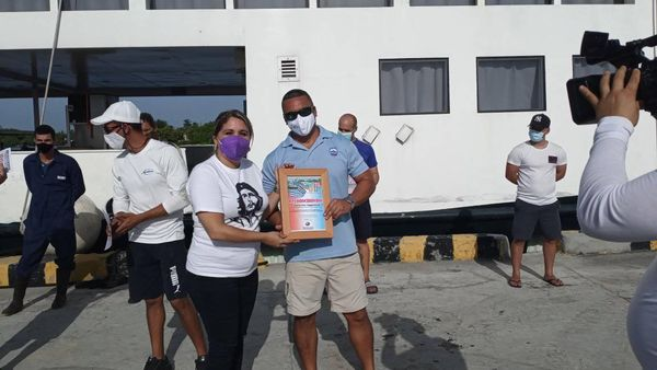 UJCdeCuba's tweet photo. Un grupo valeroso d jóvenes, con arduo trabajo han llegado con➕d 1950 balones d oxígeno al Hospital Provincial d #Cienfuegos, producidos en #CiegodeÁvila. Jóvenes q han salvado vidas en el anonimato y hoy se les reconoce por su obra. #TuEresElPresente #Cuba #UJC @aylinalvarezG https://t.co/46KMpacNMZ