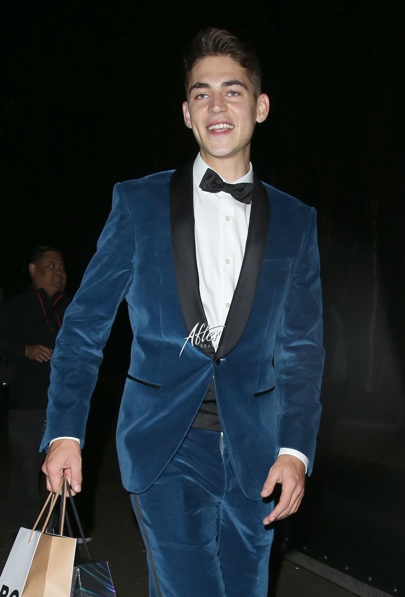 AfterBRMidia's tweet photo. #HeroFiennesTiffin | Novas fotos de Hero saindo da 24ª edição do “Men of the Year” da GQ, em Londres.

📸 HQs: https://t.co/AspQiHRpfo https://t.co/BY5DUvqMJ8