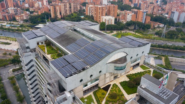 EPMestamosahi's tweet photo. Con un sistema de autogeneración solar, alimentado por 1.044 paneles instalados, nuestro #EdificioEPM contribuye al cuidado ambiental y a la eficiencia energética #EnergíaSolar @epmestamosahi https://t.co/HNWPPT59hI
