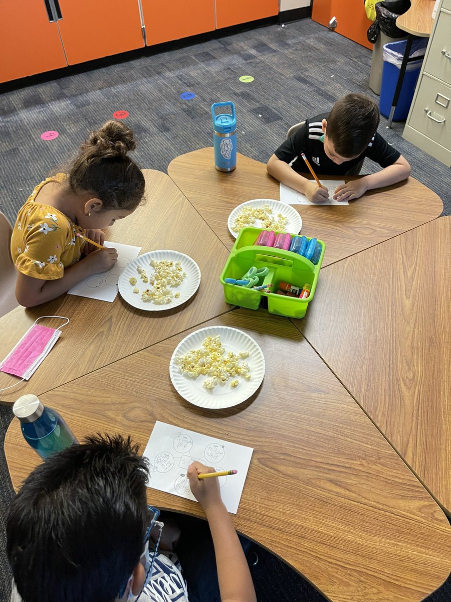 teamduenez's tweet photo. Our first grade @HutsellHornets  enjoying their 5 Senses activity with popcorn 🍿 #science @KatyOOL @katyisd https://t.co/FT5I4ALXfI