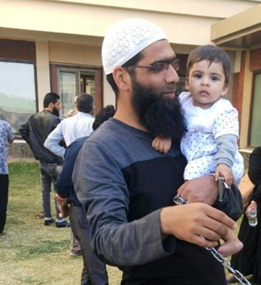 आसिफ सुल्तान की मासूम सी नन्ही बिटिया अपने पिता की रिहाई की गुहार लगा रही है, क्या आप उसकी इस आवाज़ में आवाज़ मिलाएंगे? आसिफ का गुनाह सिर्फ इतना था कि उसकी कलम सिर्फ सच लिखती थी जिसके लिए उसे अंतरराष्ट्रीय प्रेस पुरुस्कार से सम्मानित भी किया गया था। 

#Justice4AsifSultan
