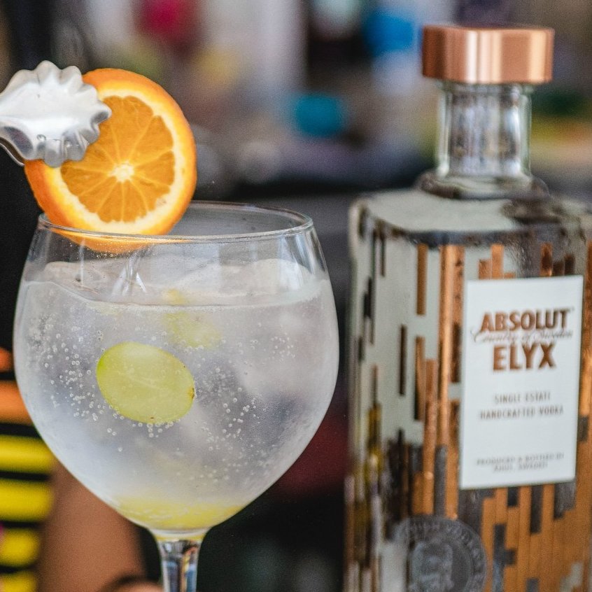 Mamboibiza's tweet photo. Hello Friday! Relax and enjoy the taste of summer with us this season πΈβοΈ @absolutelyx
#absolutdrinks #AbsolutElyx #CopperMakesItBetter https://t.co/cVCRHa9j8m