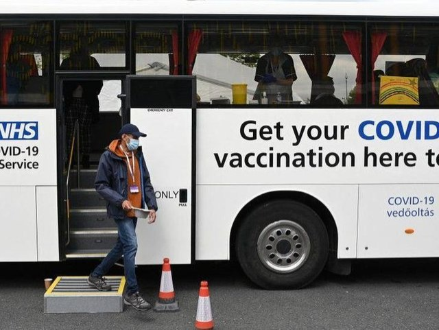 ELHT_NHS's tweet photo. Great news! On Tuesday 7 September and Wednesday 8 September, the #COVIDvaccine Bus will be located outside @WomenNewborn. Get your Pfizer Vaccine from 9am -5:15pm. Although the bus is aimed at pregnant people, anybody eligible to receive the vaccine is welcome aboard! 💉 https://t.co/pjYt9pXcbe