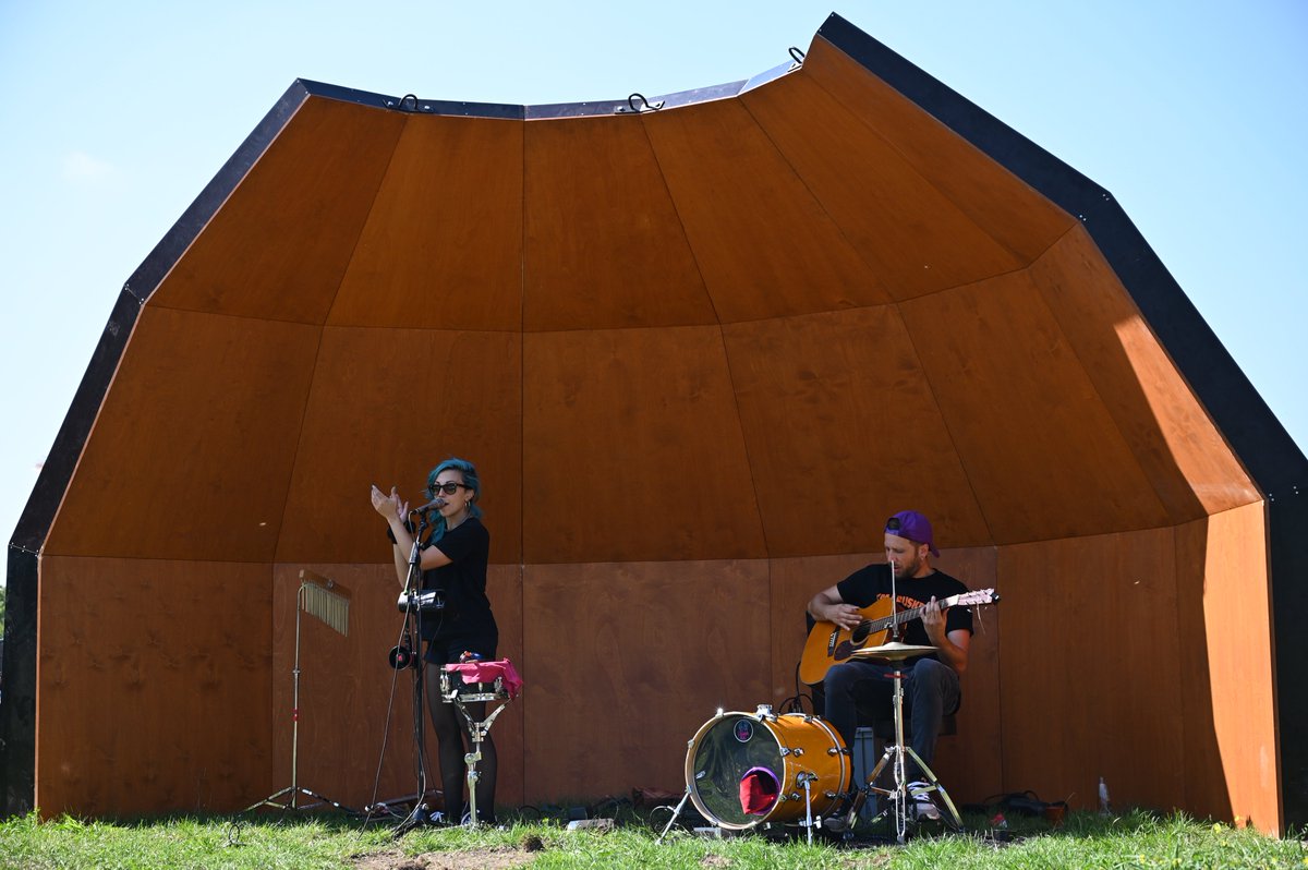 Heute wurde die erste #AcousticShell im #Mauerpark eingeweiht. Eine innovative Lösung, die nicht nur Anwohner*innen vor Lärm schützt, sondern auch den Musikgenuss im Mauerpark erhöht. Ich würde mich sehr freuen, wenn sich das Projekt in der jetzt folgenden Pilotphase bewährt.