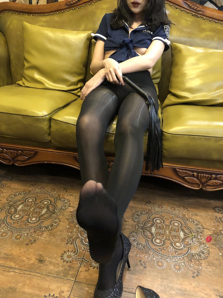 kulisi_s's tweet photo. 是想我的丝踩你的脸，还是你爬过来舔？#黑丝长腿 #丝袜调教 #丝袜臭脚 #黑丝高跟鞋 #pantyhoselovers https://t.co/uzB7cxFX7x