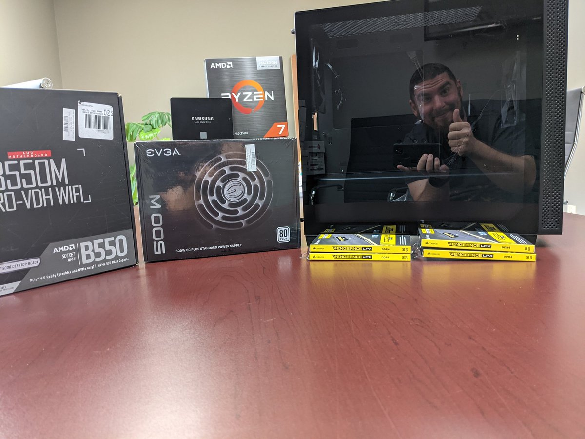 AnarkyKillSwitc's tweet photo. I had fun building this power workstation for R3VI1 🍻🤘
#computers #Computertechnology #ComputerBuilds
#Ryzen7 
#gaming
#twitch https://t.co/mjwKVxslOo