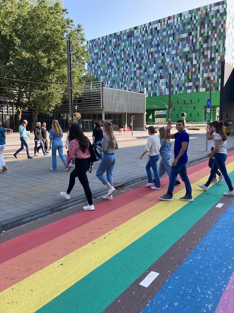 Introductiedag Klinische Gezondheidswetenschappen #uu_kgw was een succes! Eindelijk hadden we een grote groep studenten weer fysiek in huis. Hier loopt een groep #GWZ studenten over het mooie #regenboog fietspad in het #utrechtsciencepark. Als je hier niet vrolijk van wordt?