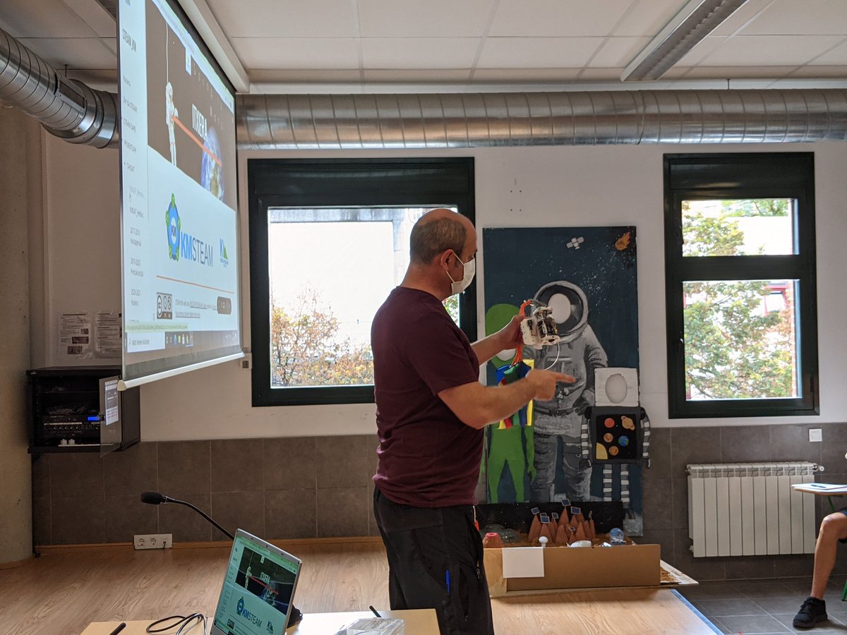 idoiazapi's tweet image. Proiektuen sinergia: IKT, eTwinning eta STEAM aurkezpena Gasteizko @KoldoMitxelenaI institutuan🚀🪂👩‍🚀: #IKTpilulak #eTwDream #GoingtoMars #Cansat 
@eusketwinning @EseroSp @avs_engineering