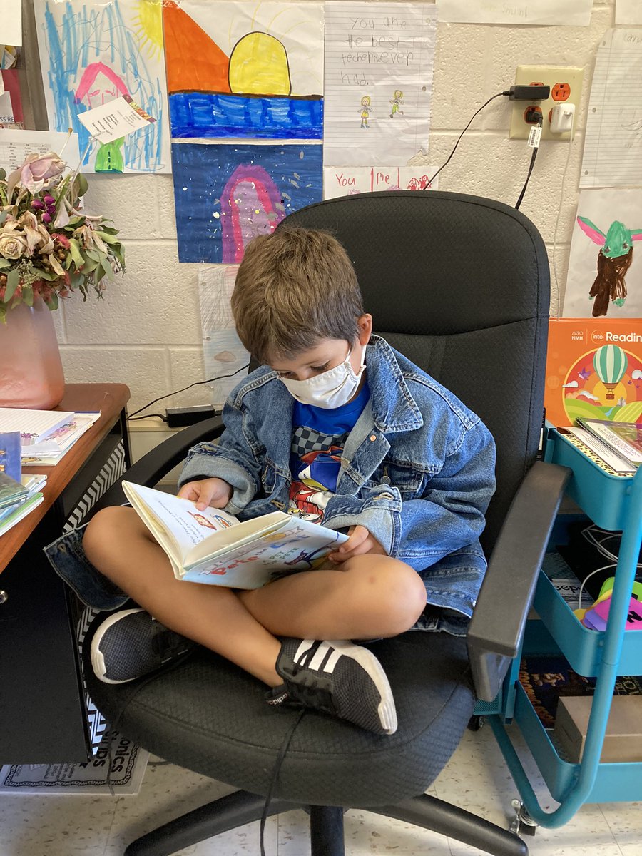 We are enjoying reading around the room this Friday morning! <a href="/BriarwoodES/">Briarwood Elementary</a>