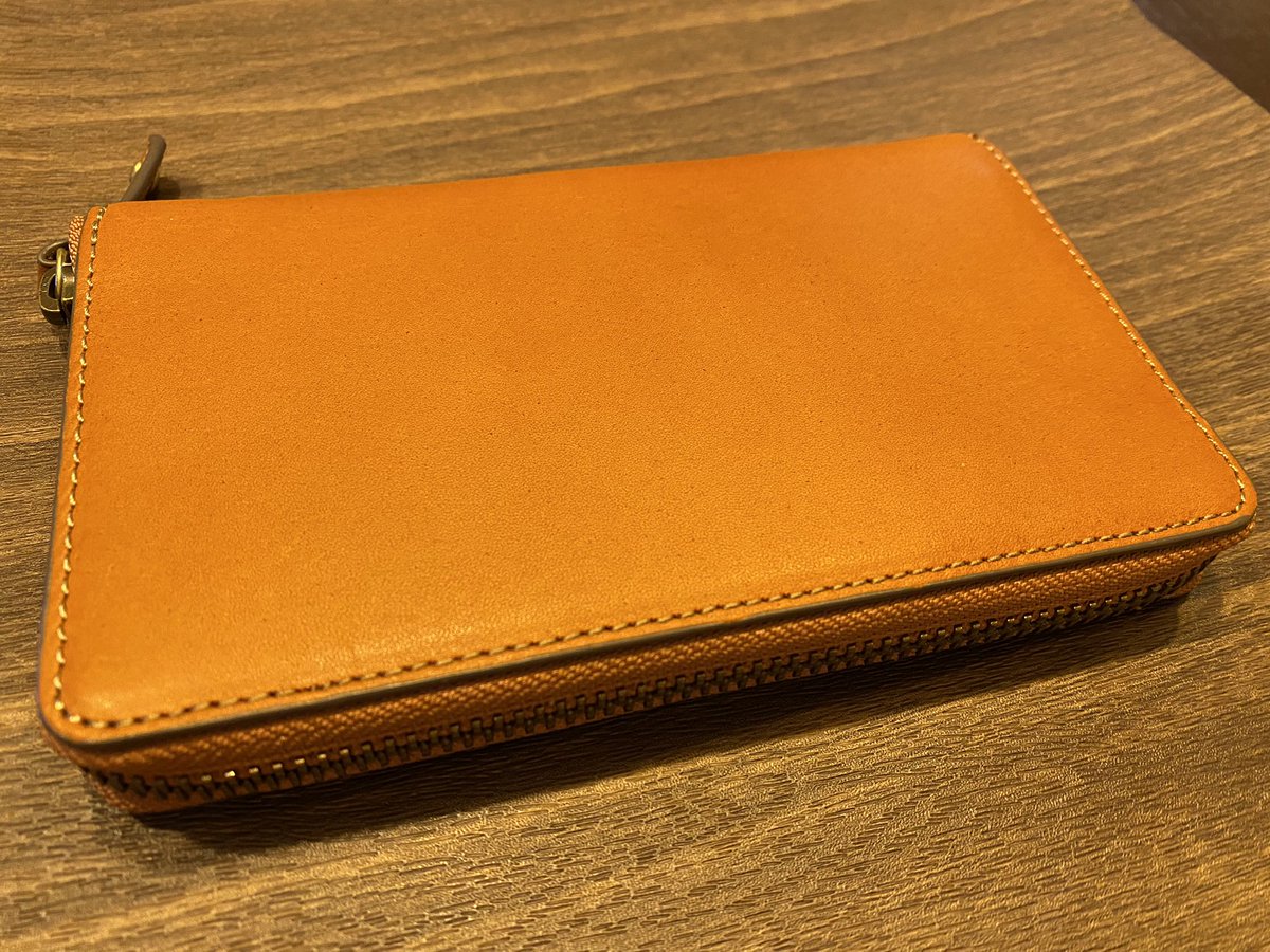 nobu_stationery's tweet photo. 今日の購入品です✌️
シーカンパニーさんのボルボ・ラウンド財布😊
経年変化が楽しみ👍
#CCompany #シーカンパニー https://t.co/cdaUTXztvT
