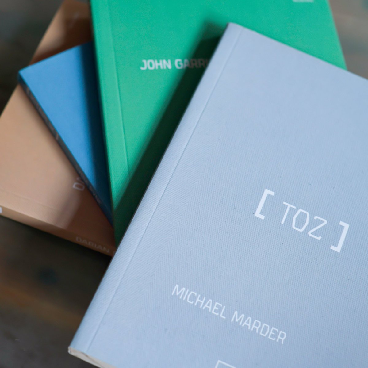 Minima serisi, gündelik hayatta üzerinde pek durulmadan geçilen, hatta sorgusuz sualsiz kabul edilebilen belirli temaları veya nesneleri ele alarak ince şeylerin hatırını gözetmeye çalışan kitaplara yer veriyor.