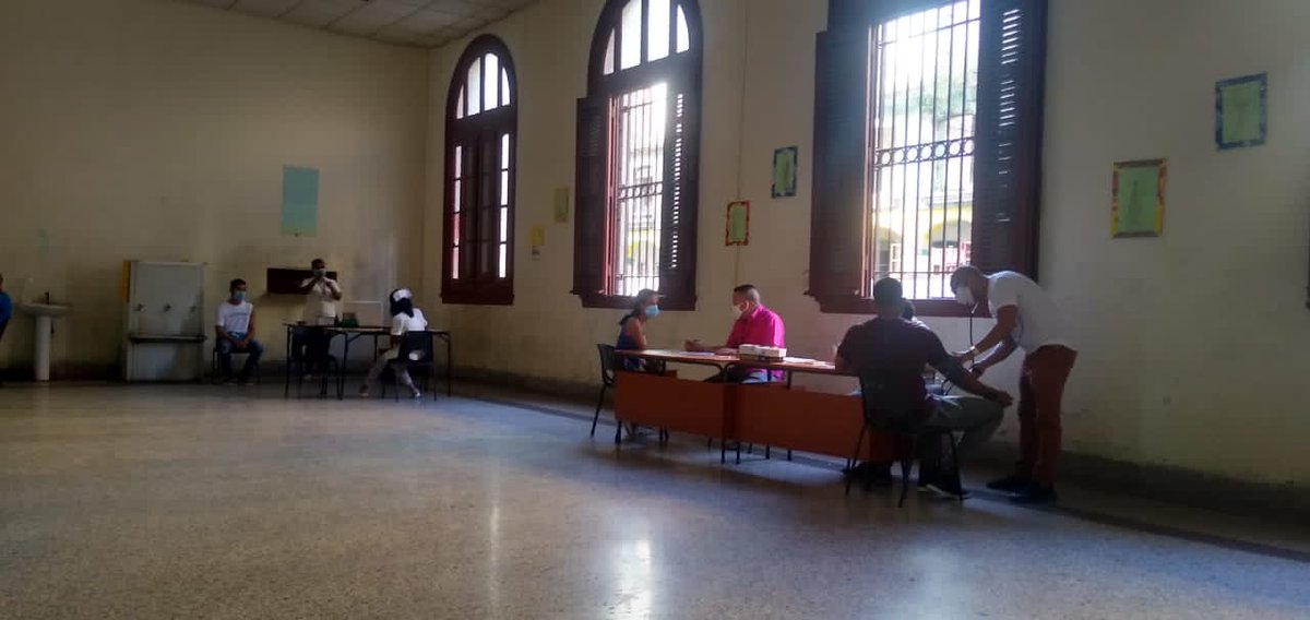 FHabana's tweet photo. En todos los municipios de la Capital se han habilitado vacunatorios para las edades pediátricas, hoy comienzan con los estudiantes terminales de Enseñanza Media.
Reciben en sus brazos, la 1era dosis de #Abdala y cada vez ven más cerca el añorado retorno a las aulas. #YoMeVacuno https://t.co/L6w2UcwSfj