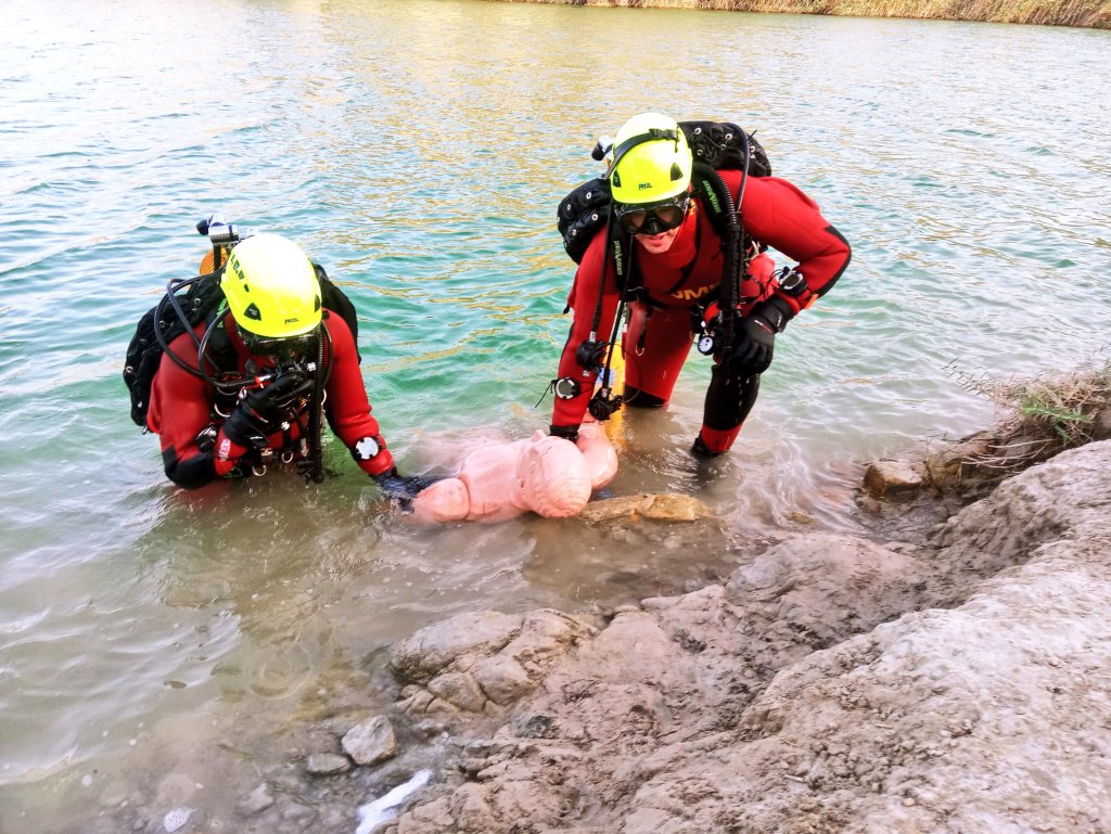 UMEgob's tweet photo. Tras una semana sumergiéndose en el agua 🤿, nuestros compañeros del Equipo de Buceo de la UME #EBUME del #BIEM3 y @speis_alicante han finalizado las prácticas conjuntas
En emergencias la suma de todos ayuda a mejorar🤝 https://t.co/CM1RcjAZw5
