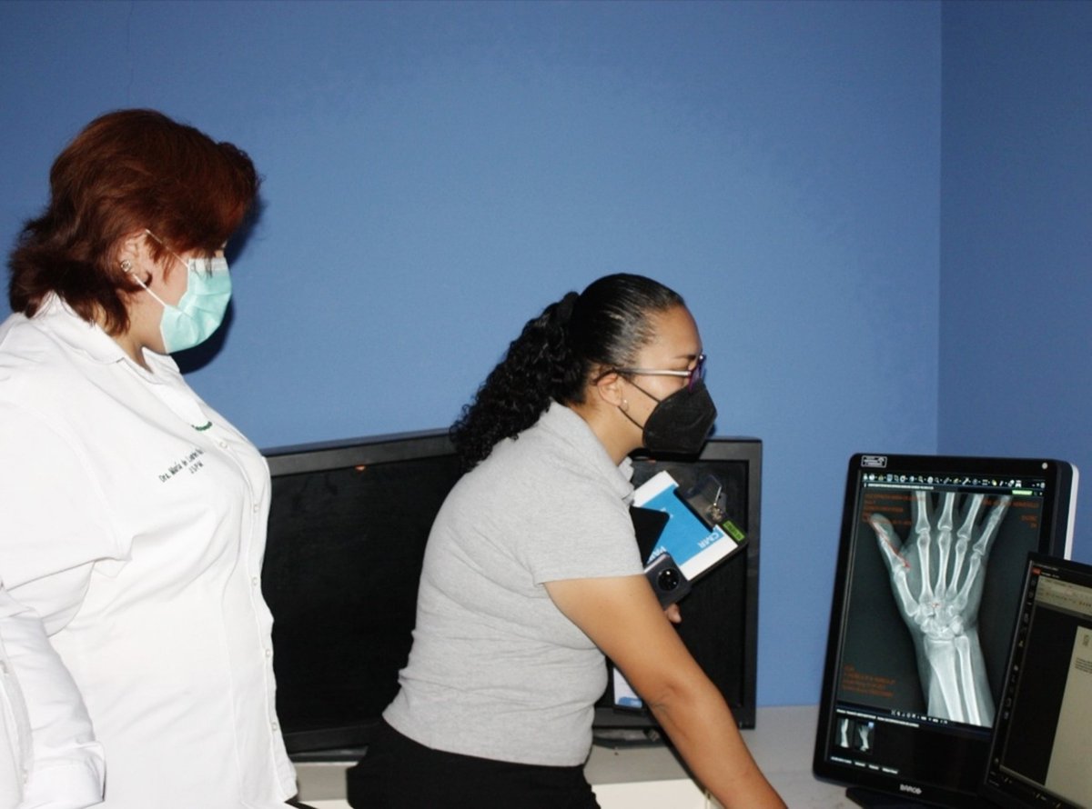 IMSSSONORA's tweet photo. 📌 La titular del #IMSSSonora Dra. María de Lourdes Díaz Espinosa, supervisó en el HGZ No. 14 de Hermosillo la avanzada tecnología para estudios como rayos x, mastografías, ultrasonidos y tomografías, los cuáles se pueden compartir en archivos clínicos de los derechohabientes. 💚 https://t.co/Jhv7Qw5312