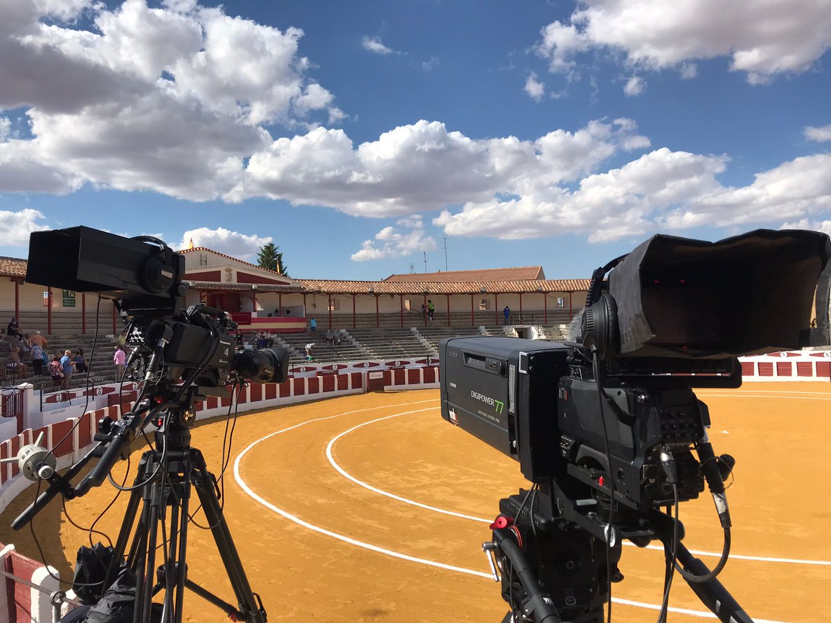 martindeblas's tweet photo. #TOROS #TV 18H.
En directo, en abierto y en exclusiva, toros desde Valdepeñas @AytoValdepenas en @CMM_es 
#MAYALDE @Condemayalde
MIGUEL TENDERO @MiguelTend
CRISTIAN ESCRIBANO @CristianEscrib
GÓMEZ DEL PILAR @GomezdelPilar
Foto PATON https://t.co/tImhWWKSEs