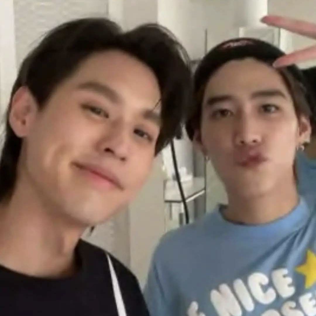 วันนี้อัดรายการหิ้วสตกเอาไปแปะแปะพี่กิ้น พี่กิ้น ละพี่กิ้นก็ยิ้มหวานให้ตะเร้กไปหนึ่ง ตอนแฮปพี่ก้องก่ะเปลี่ยนเสื้อเอาเบยไม่แกะออกแน่เบย เร้กตั้งใจแปะไม่อยากแกะ