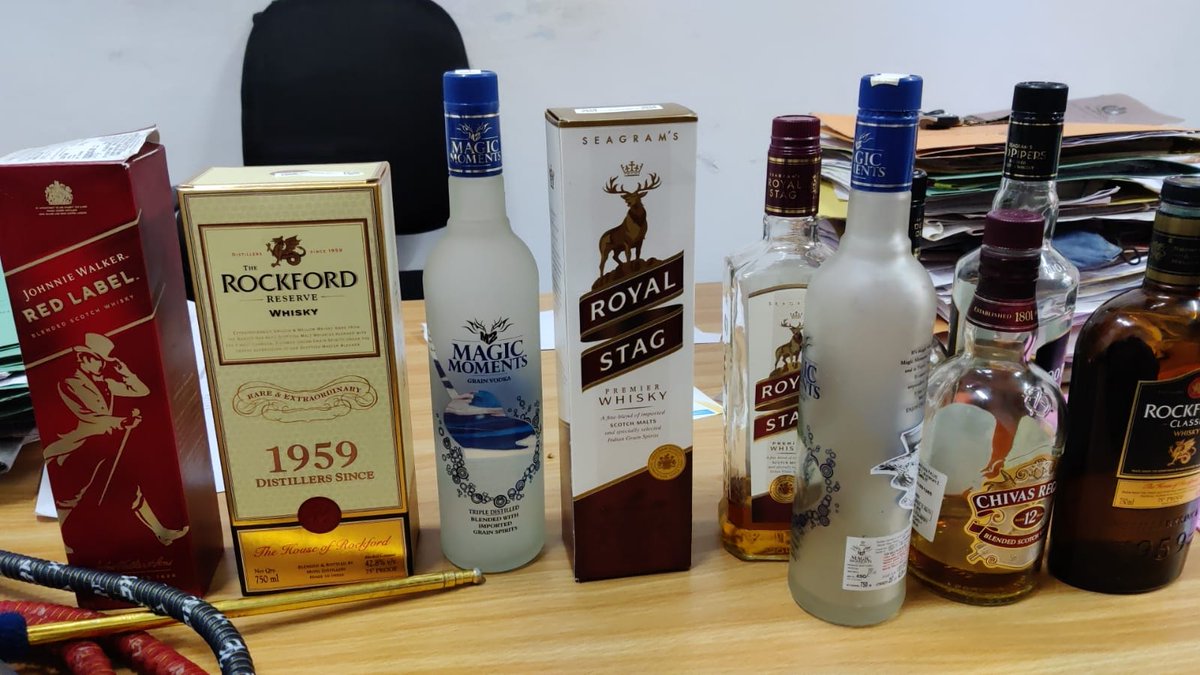 32 Persons including 8 Females were apprehended for violating the #Covid19guidelines who were organising a party in a #HukkahBar being run without license in Krishna Ngr. MainAccused running the bar arrested and 10 WineBottles, 02Hukkah were also recovered.
@CPDelhi
@JointCP_ER