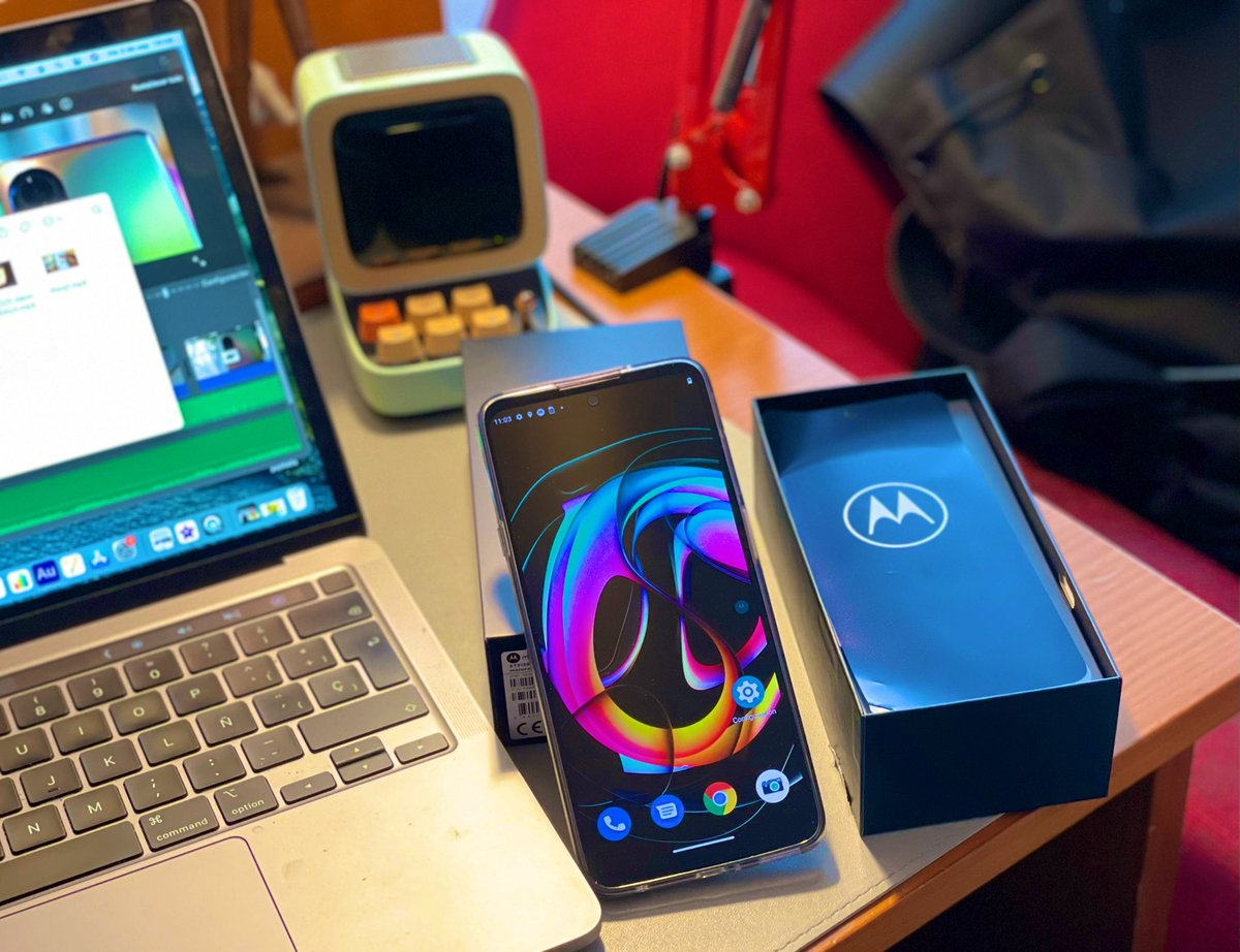 Santillanes's tweet photo. El #motoedge20 #Lite de @MotorolaMX es una grata sorpresa que balancea como pocos calidad y precio. Cámara de 108 MP, pantalla OLED, #ReadyForPC que inalámbricamente conecta teléfono y PC para jugar , abrir apps o hasta pasar archivos, y todo por 8 mil 500 pesos 😱 reseña pronto https://t.co/J7QyN1bXXo