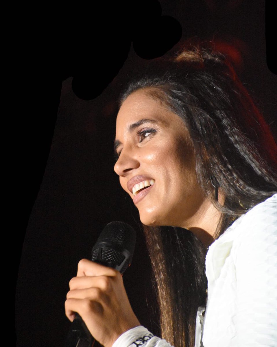 Soy yo la que se arrodilla ante ella y todos los presentes… Hay 18 años entre la primera y la segunda foto, fue el concurso flamenco de Calasparra, probando suerte, y nerviosita perdía, jamás me imagine que llegaría un día donde, en el mismo lugar…