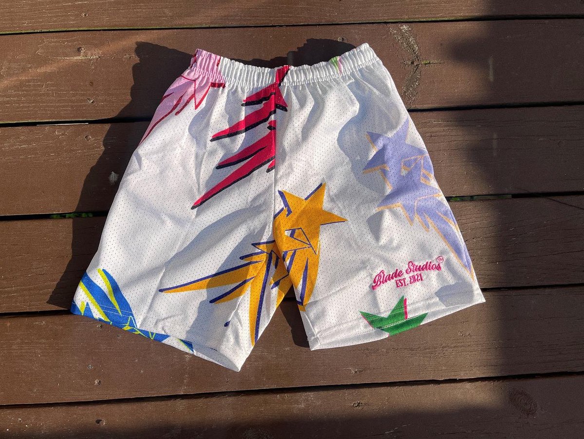 Dreblade_'s tweet photo. I’m a 23 year old fashion designer from Connecticut. I make STREETWEAR Clothes..It only takes 2 seconds to RT 🥺 my next customer might be on your page!

SHOP NOW LINK BELOW 👇🏼! https://t.co/SM3EAi8b1M
