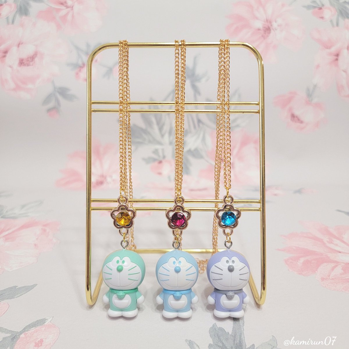 Kamirun1007's tweet photo. セリアのドラえもんフィギュア使ってハンドメイド💕チープなおもちゃ感のあるネックレスに🌼 https://t.co/ZeurJSX0sd