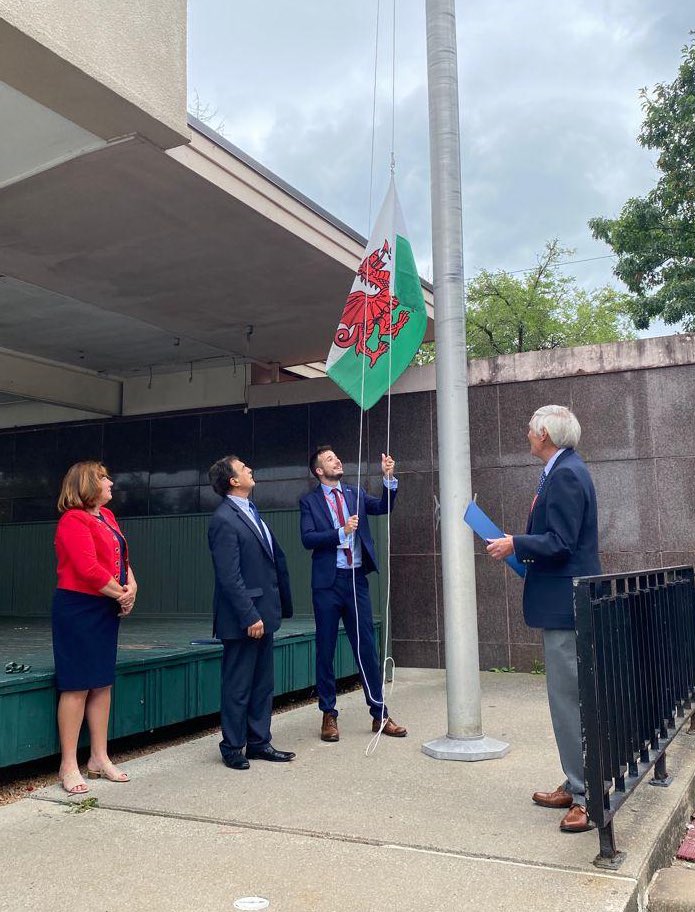WalesinNA's tweet photo. It was huge honour for @WalesinNA to raise the Welsh flag to open @NAFoWales and celebrate the links between @CityofUtica and Wales 🏴󠁧󠁢󠁷󠁬󠁳󠁿

Diolch o galon - thank you @MayorPalmieri and @mbuttenschon_NY for the Proclamation and Citation marking this special occasion. https://t.co/BeXKMw5vYX