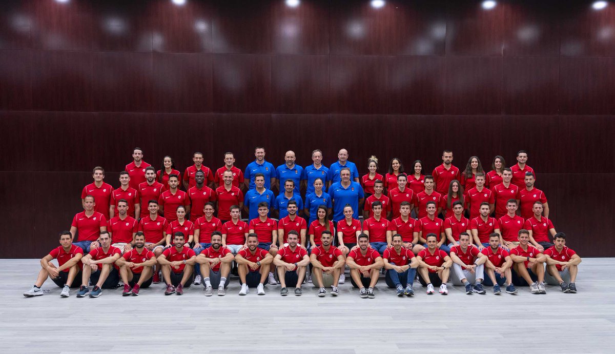 BaloncestoESP's tweet photo. La tradicional FOTO de la cantera de ÁRBITROS del #KDTINF2021 ⚖️

Formación y seguimiento 👌

#SomosEquipo https://t.co/1DfIJvPTgn