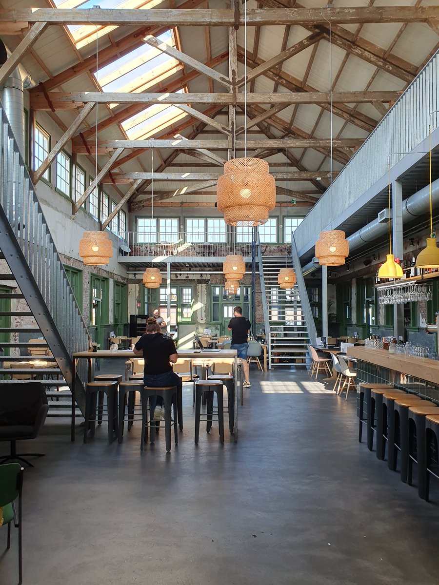 AnnekeWijdogen's tweet photo. Vanmiddag een borrel met het team van @Zaanstreek en de #Zaanstore, inclusief collega's waar we inmiddels afscheid van hebben moeten nemen maar die vanwege de corona pandemie geen afscheid hebben gehad, op deze fantastische plek bij #Lab44 op het inspirerende @hembrugterrein. https://t.co/LkFdj954dy