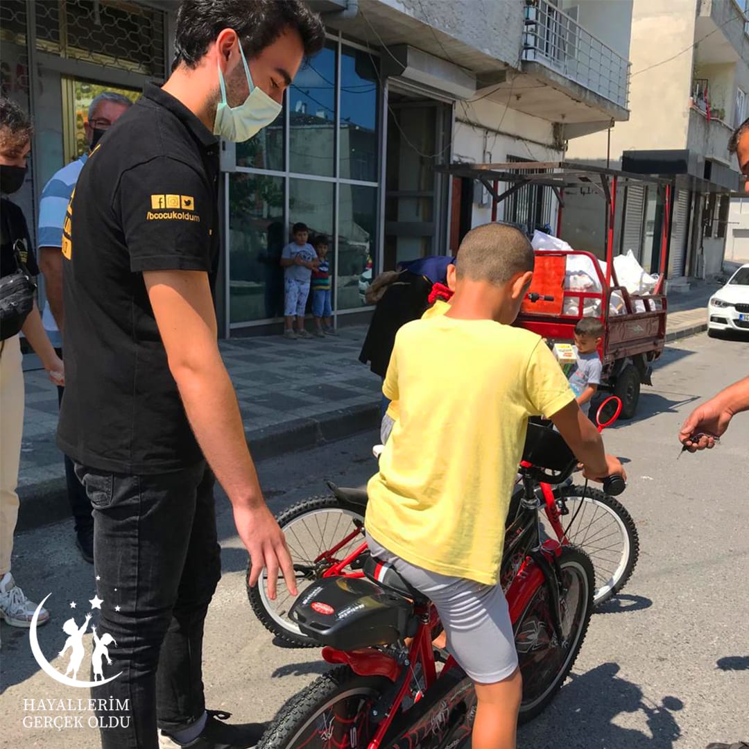 Ahmed 8 yaşında ve tam bir bisiklet canavarı 🤙 Bindiği andan itibaren gözlerimizi ondan ayırmadık 😍 Ekip arkadaşlarımızı peşinden sokak boyunca koşturdu. Bu keyifli dakikalara vesile olabildiğimiz için çok mutluyuz. Güle güle kullan Ahmed💖
#bihayalimizvar