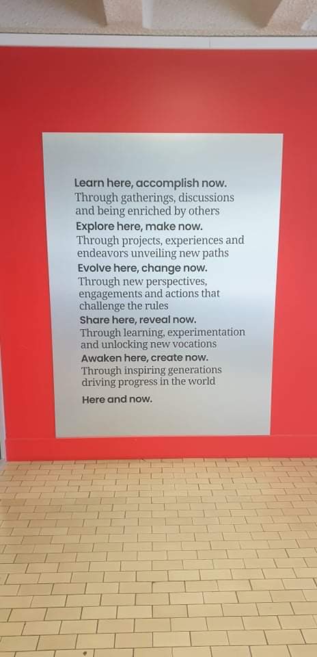 MisterPrepa's tweet photo. À l’occasion de la rentrée 2021, @EMLYON change de manifesto à l’entrée du #campus d’Ecully 

Ancien / Nouveau https://t.co/UNMCc30OQC