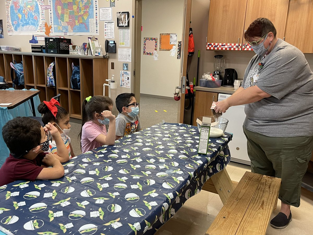 ChristieWithAnE's tweet photo. Fun Friday!! Everyone loves dirt cake! #cookinginclass #nextfoodnetworkshow @ParrPatriots https://t.co/Y9SXJ6614I
