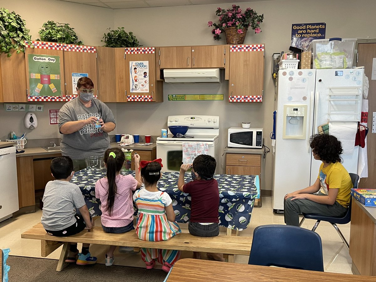 ChristieWithAnE's tweet photo. Fun Friday!! Everyone loves dirt cake! #cookinginclass #nextfoodnetworkshow @ParrPatriots https://t.co/Y9SXJ6614I