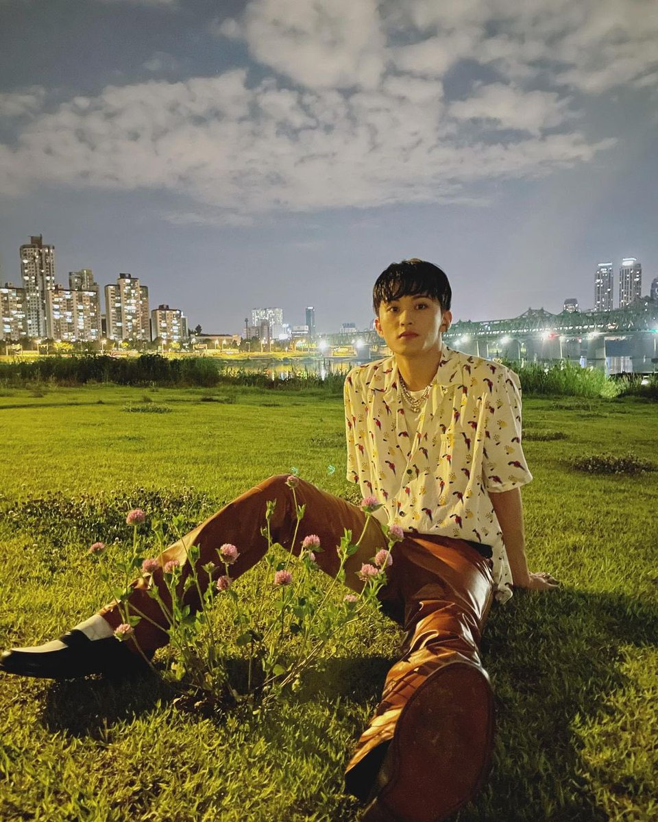 LMKLOOK's tweet image. onyourm__ark IG post 🌷💐🌸