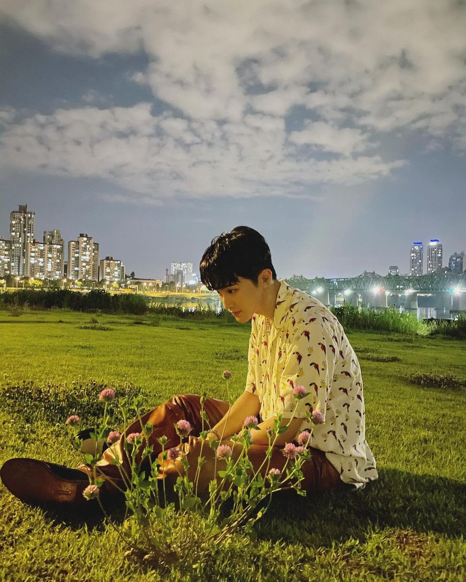 LMKLOOK's tweet image. onyourm__ark IG post 🌷💐🌸