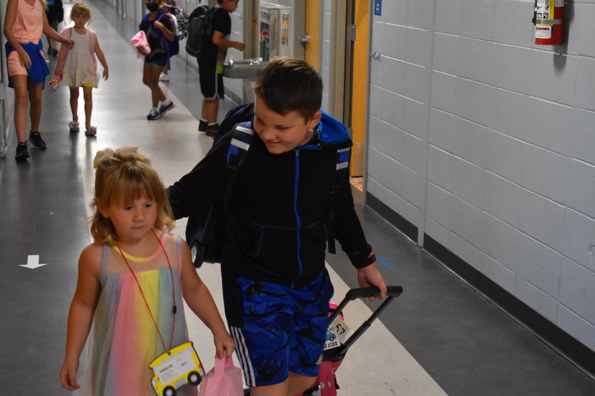 The first few days of school can sometimes be a little stressful and chaotic as students, parents and teachers settle into a new routine.

And sometimes, you catch moments like this 💙