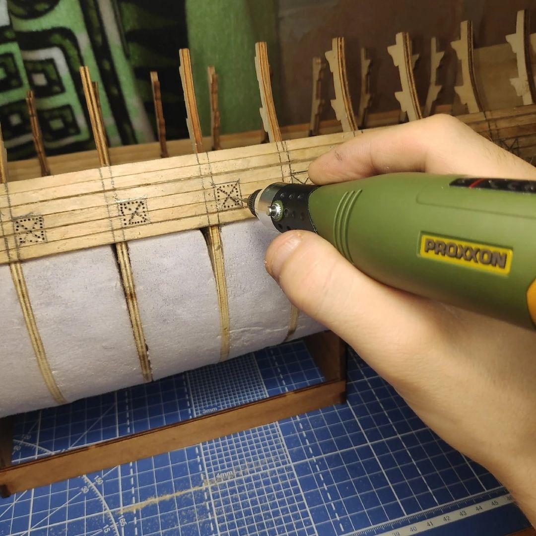 ESModelspace's tweet photo. ¡Aquí hay un gran vistazo en detalle de cómo hms_victory_rus recortó las puertas de los cañones de su HMS Victory a escala 1:84! ¡Dirígete a su canal de Instagram para ver más de esta construcción! https://t.co/xQwucWs6l1