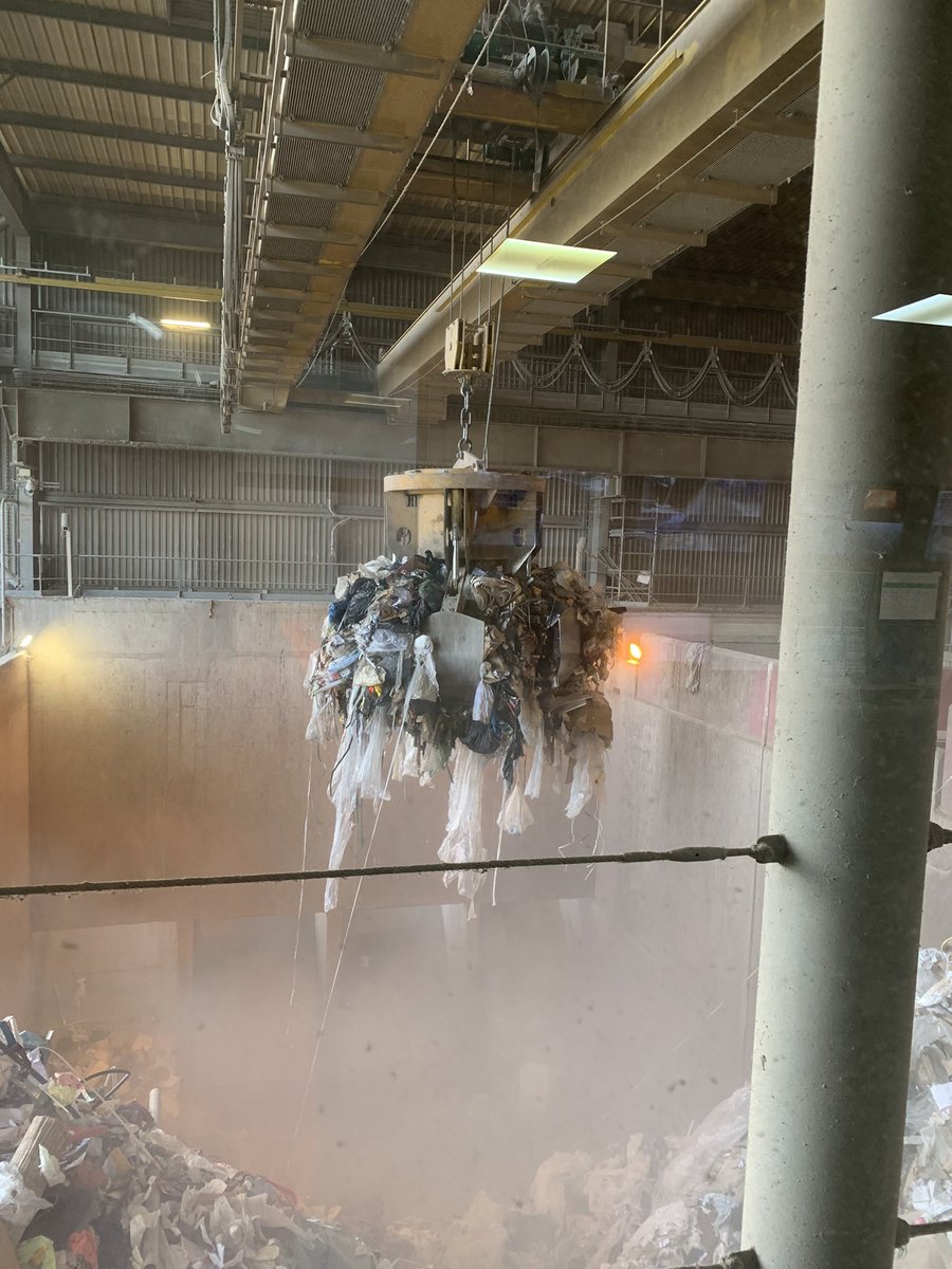 GnadangO's tweet photo. Ce matin, formation des élus sur la thématique des déchets afin d'en rappeler les enjeux. Visite ensuite 
la déchèterie de Bessiere gérée par #Econotre de Suez pour #Decoset Belle illustration de l'économie ♻️
Merci aux services et au directeur Mr Spitz pour cette visite guidée https://t.co/rMMsi4vFjx