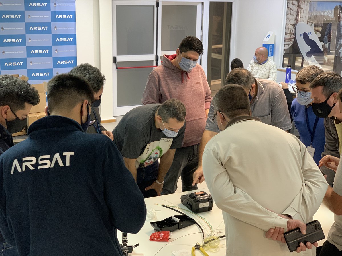 ARSATSA's tweet photo. A lo largo de 3 días, más de 45 personas de diferentes áreas se capacitaron sobre cuestiones técnicas de fibra óptica, en una iniciativa que impulsamos en conjunto con el Programa de Géneros y Tecnologías y la Comisión Interna de FOETRA.
#EquipoARSAT https://t.co/LgO4BLcVXy