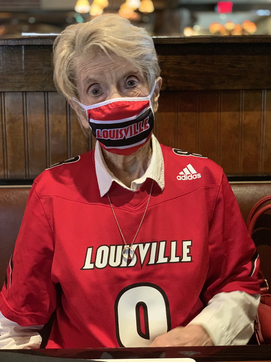 MattiB84's tweet photo. Can anyone tell who MJ cheers for? โค๏ธ๐ค #fridaydinnerdate #wemaskup #louisville #cards #Lsup https://t.co/WSFVVJJSC8